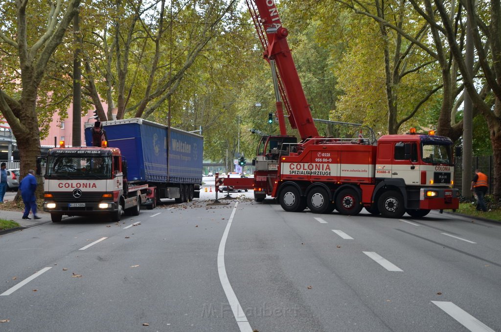 LKW verliert Auflieger Koeln Boltensternstr Pasteurstr P1988.JPG